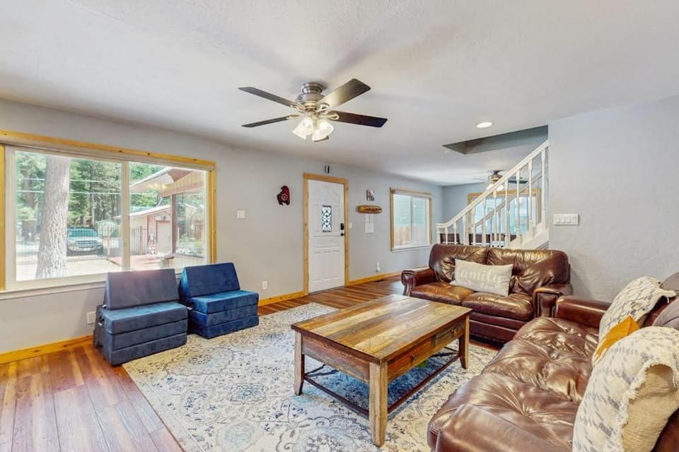 Charming Cabin Close to Restaurants Shops Ski Resort Lake Cabin in South Lake Tahoe