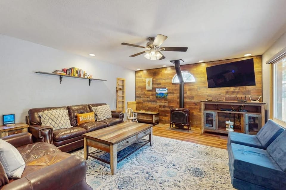 Charming Cabin Close to Restaurants Shops Ski Resort Lake Cabin in South Lake Tahoe
