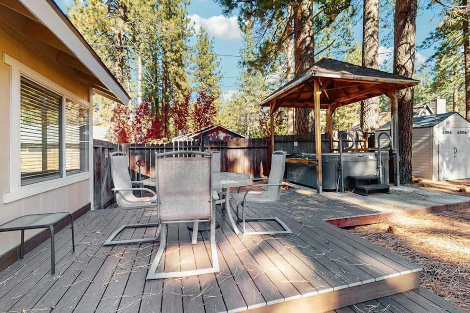 Charming Pet Friendly Home with Hot Tub Enclosed Yard Short Walk to Beach House in Al Tahoe