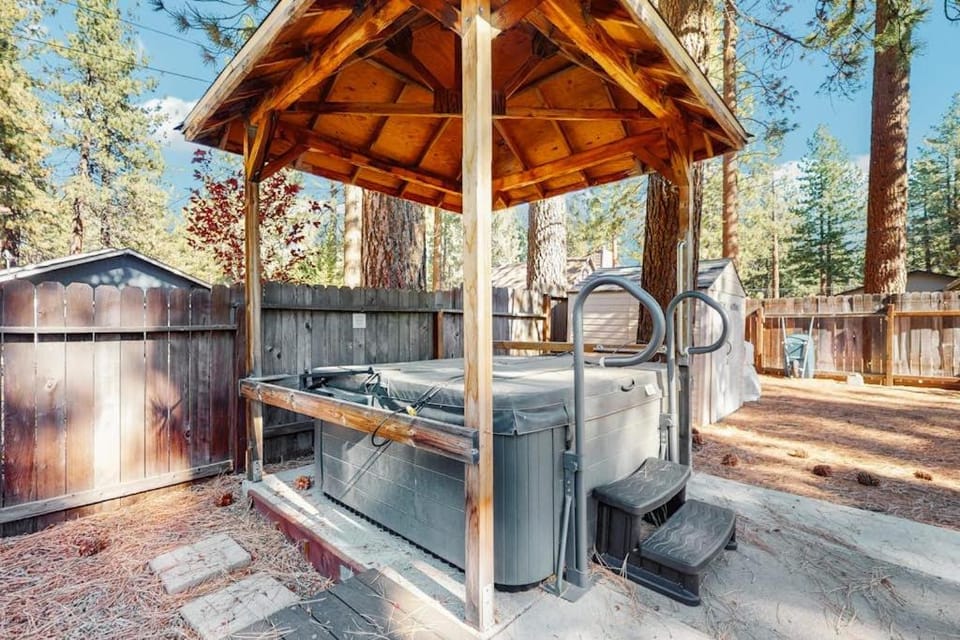 Charming Pet Friendly Home with Hot Tub Enclosed Yard Short Walk to Beach House in Al Tahoe
