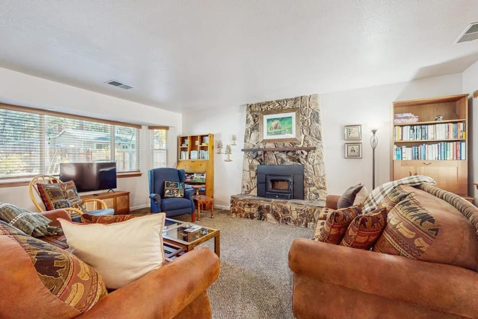 Charming Pet Friendly Home with Hot Tub Enclosed Yard Short Walk to Beach House in Al Tahoe