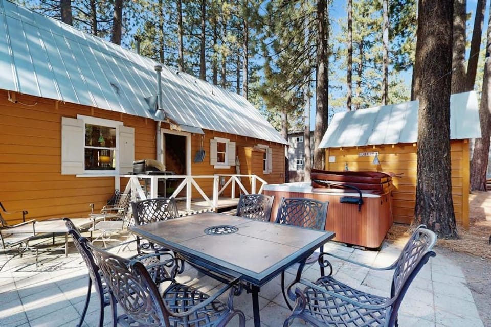 Cute cabin with private hot tub less than a mile from Lake Tahoe Cabin in South Lake Tahoe