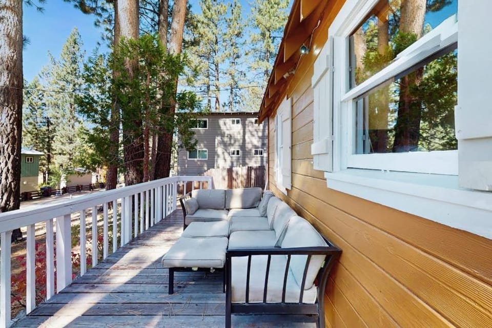 Cute cabin with private hot tub less than a mile from Lake Tahoe Cabin in South Lake Tahoe