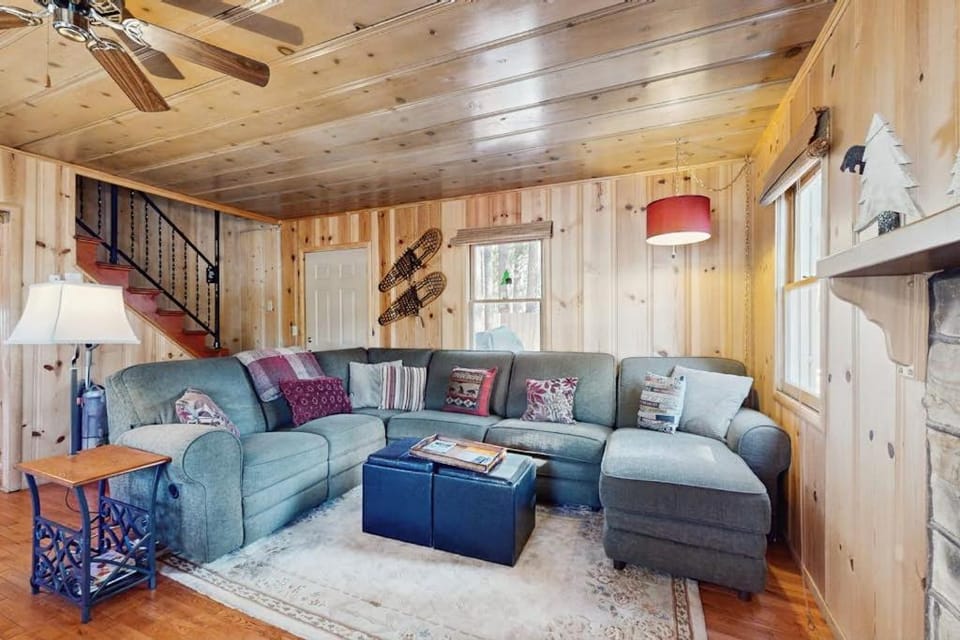 Cute cabin with private hot tub less than a mile from Lake Tahoe Cabin in South Lake Tahoe