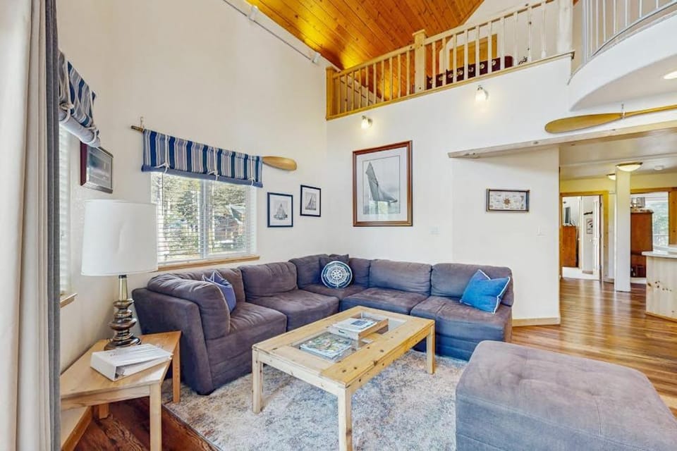 Family-friendly lakefront getaway with a gas fireplace furnished deck & views House in Sierra Nevada