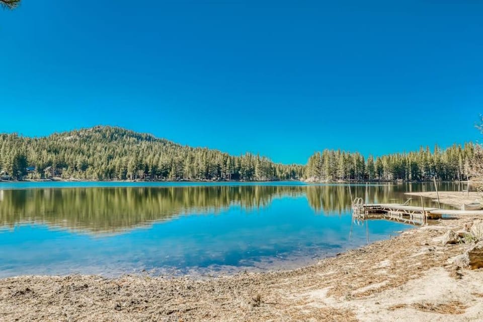 Family-friendly lakefront getaway with a gas fireplace furnished deck & views House in Sierra Nevada