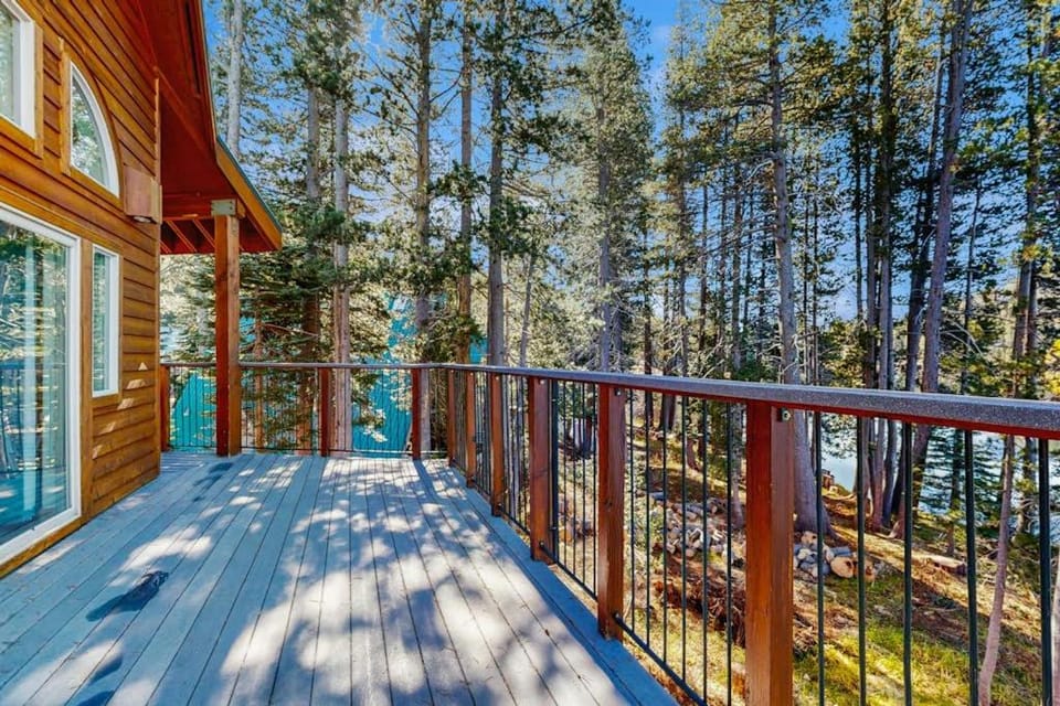 Family-friendly lakefront getaway with a gas fireplace furnished deck & views House in Sierra Nevada