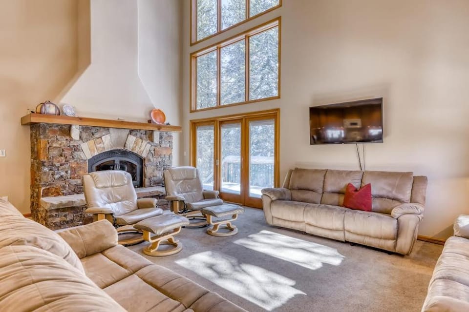 Three-story lakefront home with lake views wood fireplace high-speed WiFi W&D House in Serene Lakes