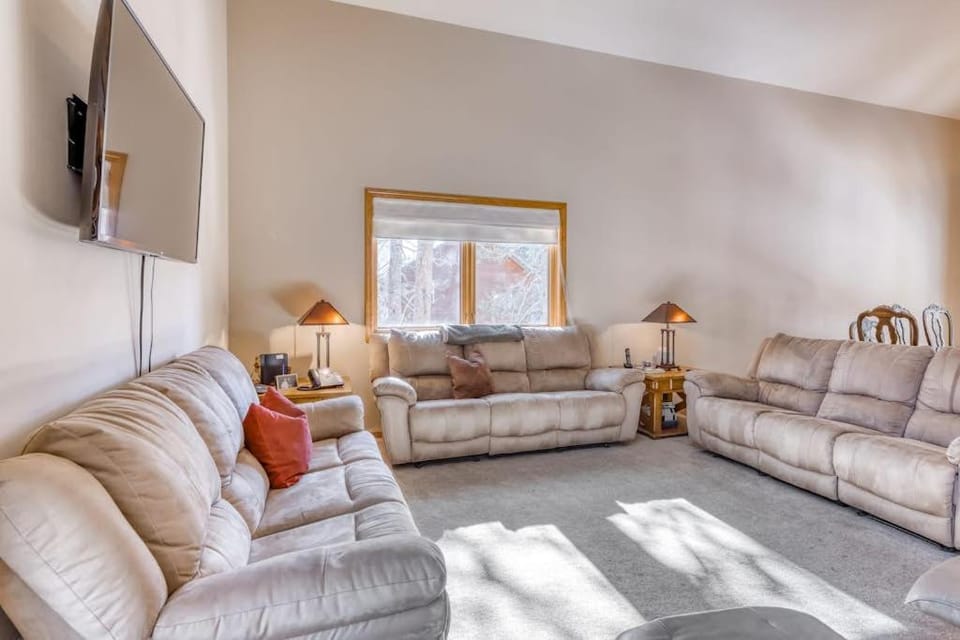 Three-story lakefront home with lake views wood fireplace high-speed WiFi W&D House in Serene Lakes