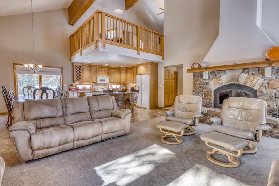 Three-story lakefront home with lake views wood fireplace high-speed WiFi W&D House in Serene Lakes
