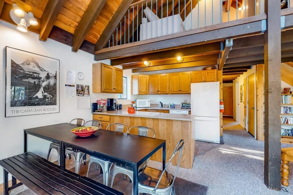 Charming dog-friendly cabin with XC skiing & bike trails outside the door Cabin in Sierra Nevada