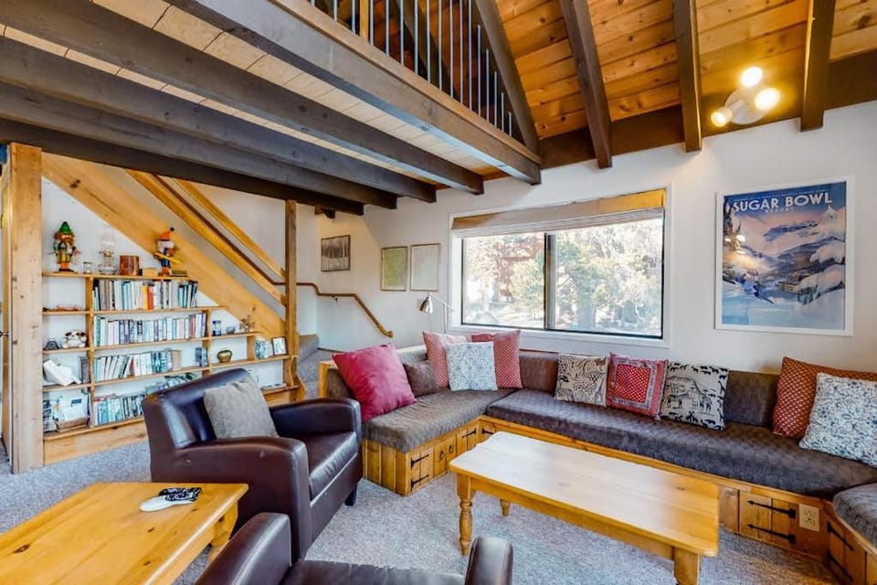 Charming dog-friendly cabin with XC skiing & bike trails outside the door Cabin in Sierra Nevada