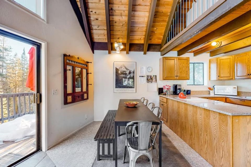 Charming dog-friendly cabin with XC skiing & bike trails outside the door Cabin in Sierra Nevada