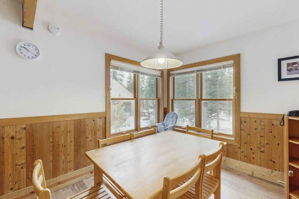 Forest-view home with deck grill 2 living areas fireplace washer&dryer House in Sierra Nevada