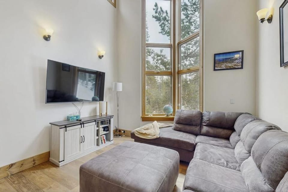 Forest-view home with deck grill 2 living areas fireplace washer&dryer House in Sierra Nevada