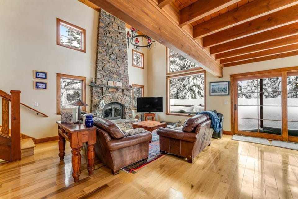 Rustic cabin by the lake & skiing with private sauna & game room - dog-friendly Cabin in Sierra Nevada