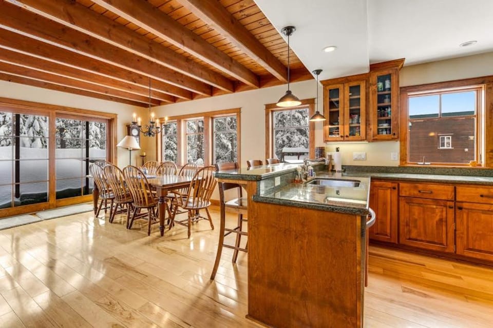 Rustic cabin by the lake & skiing with private sauna & game room - dog-friendly Cabin in Sierra Nevada