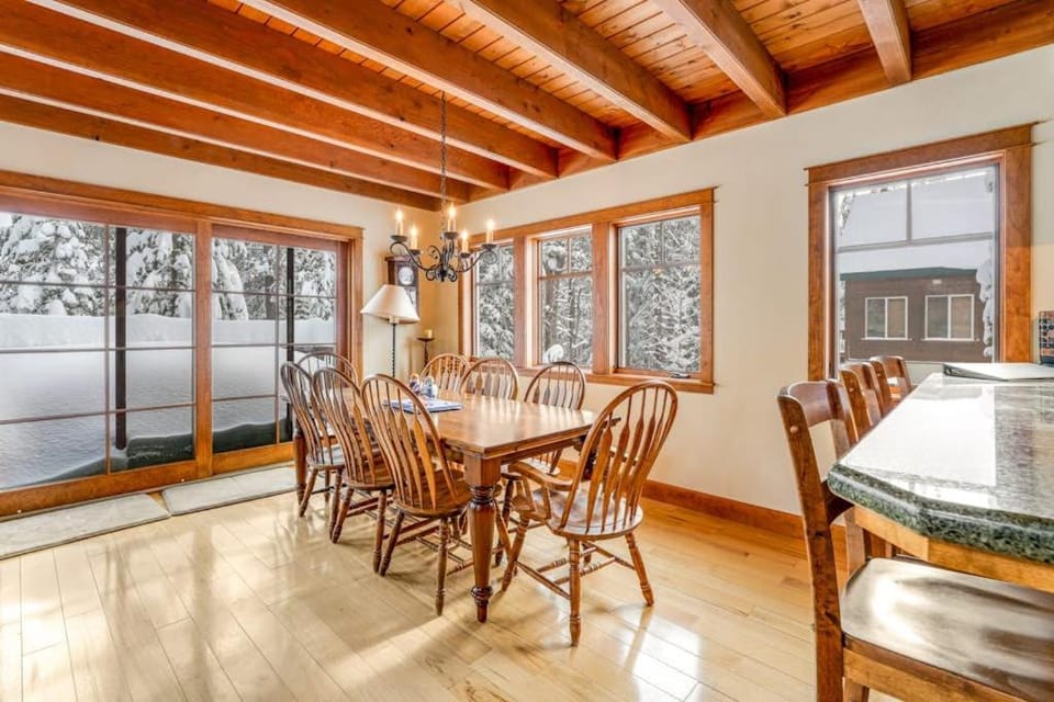 Rustic cabin by the lake & skiing with private sauna & game room - dog-friendly Cabin in Sierra Nevada
