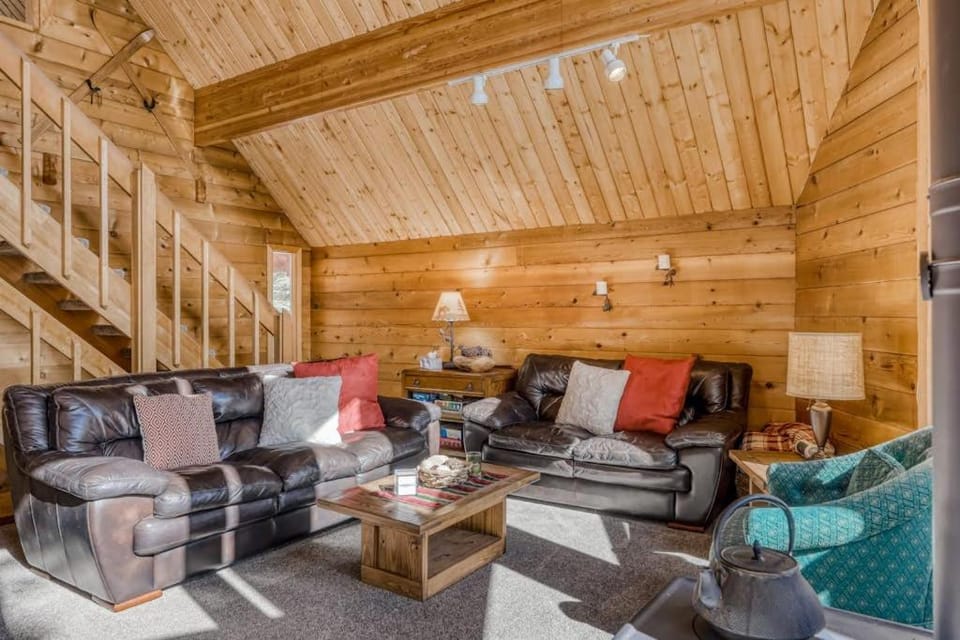Terrific Mountain Escape with Wood-Burning Fireplace Easy Ski Access House in Sierra Nevada