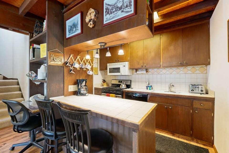Bright Olympic Valley condo with free WiFi fireplace and deck House in Palisades Tahoe (Olympic Valley)