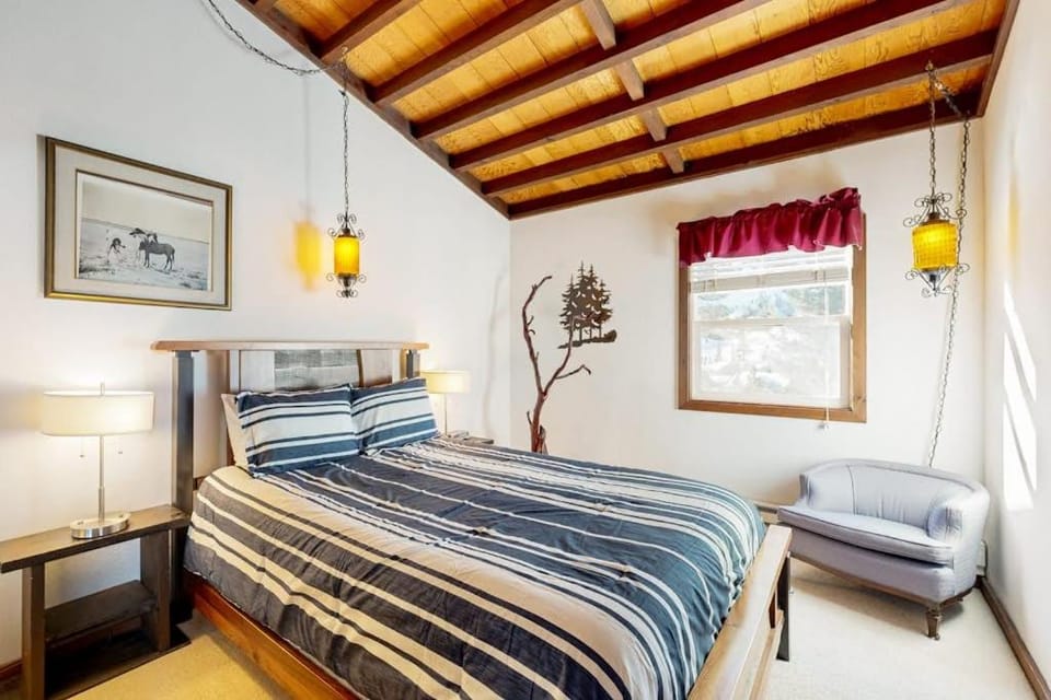 Bright Olympic Valley condo with free WiFi fireplace and deck House in Palisades Tahoe (Olympic Valley)