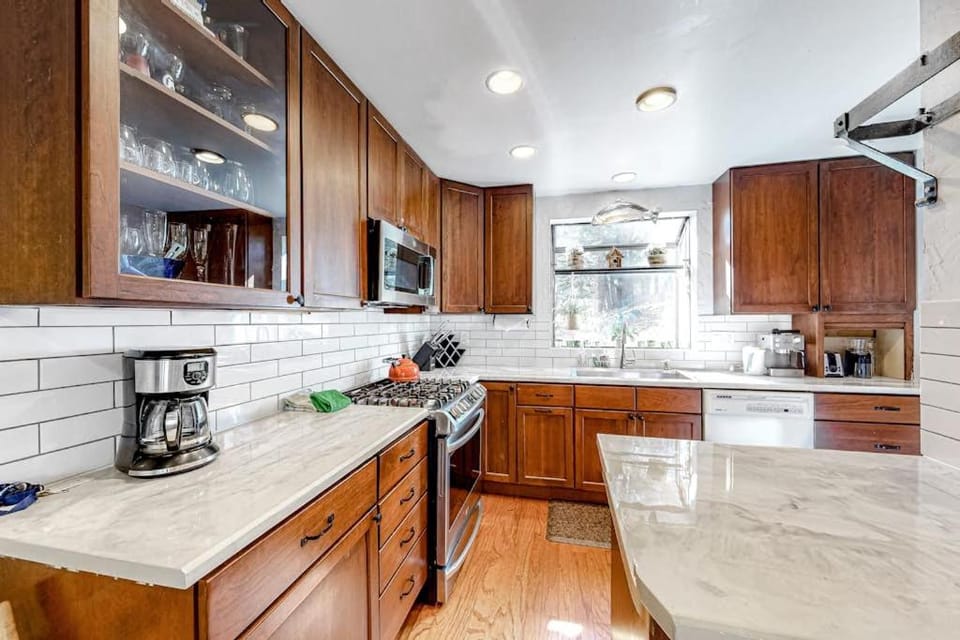Ski getaway with amazing mountain views fireplace pool & river path access House in Palisades Tahoe (Olympic Valley)