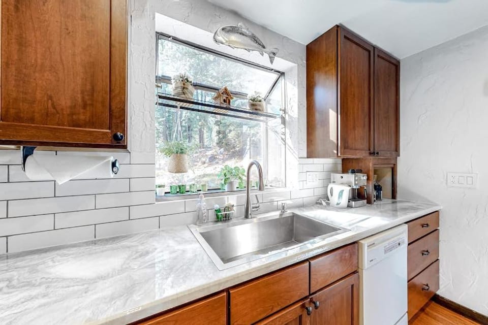 Ski getaway with amazing mountain views fireplace pool & river path access House in Palisades Tahoe (Olympic Valley)