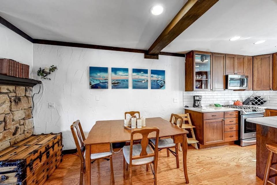 Ski getaway with amazing mountain views fireplace pool & river path access House in Palisades Tahoe (Olympic Valley)