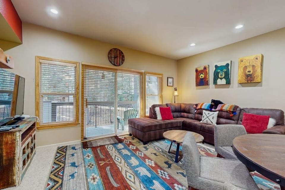 Updated condo near ski resort with heated pool hot tub fireplace balcony W&D House in Palisades Tahoe (Olympic Valley)