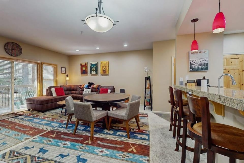 Updated condo near ski resort with heated pool hot tub fireplace balcony W&D House in Palisades Tahoe (Olympic Valley)