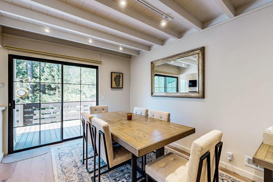 Stunning condo with deck mountain view and modern amenities House in Palisades Tahoe (Olympic Valley)