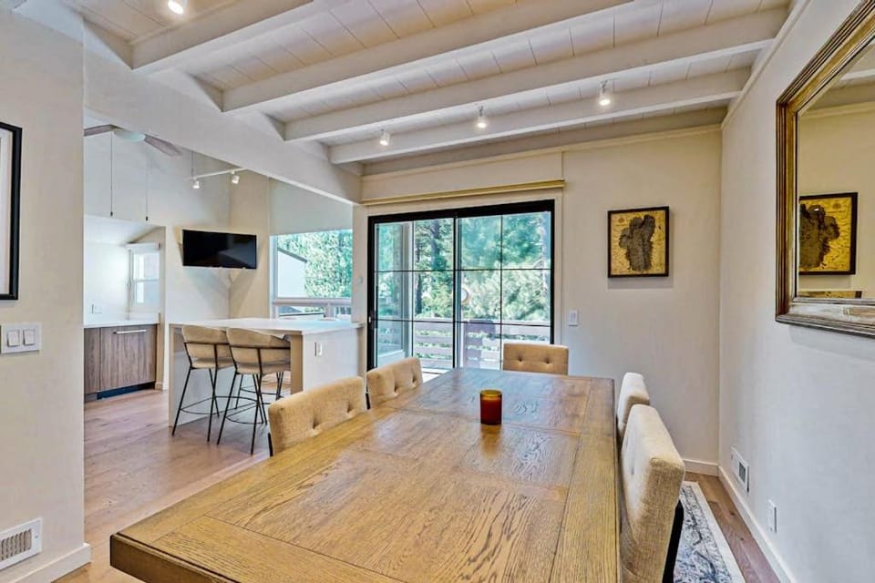 Stunning condo with deck mountain view and modern amenities House in Palisades Tahoe (Olympic Valley)