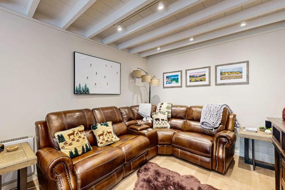 Stunning condo with deck mountain view and modern amenities House in Palisades Tahoe (Olympic Valley)