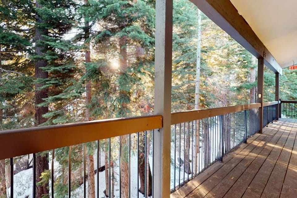 Contemporary condo with views shared pool&hot tub fireplace & spiral staircase House in Palisades Tahoe (Olympic Valley)
