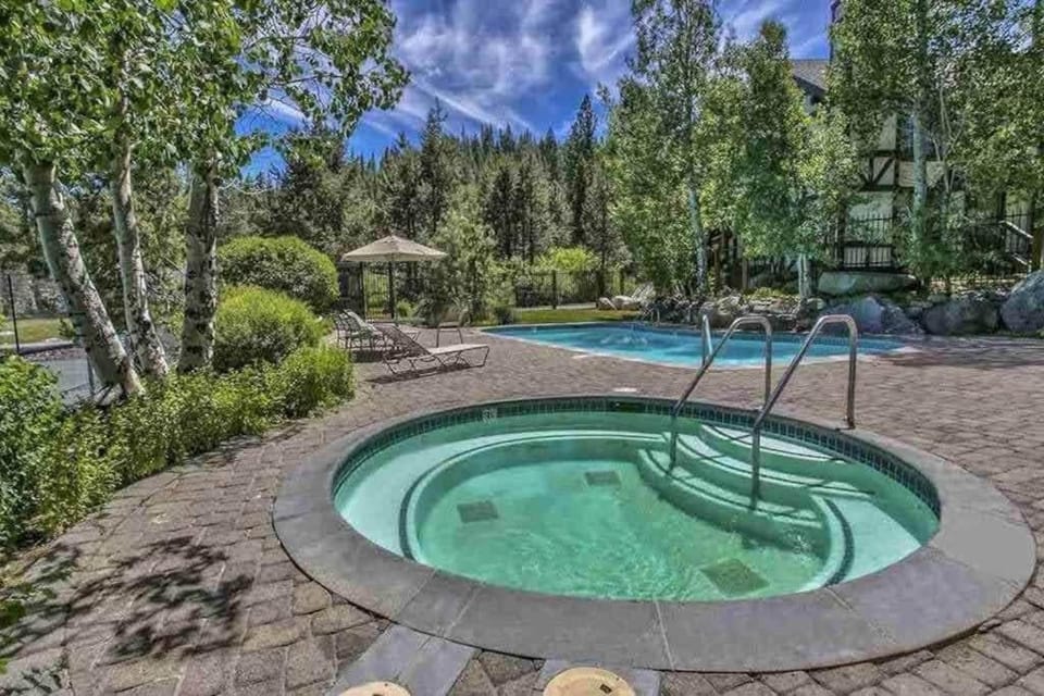 Contemporary condo with views shared pool&hot tub fireplace & spiral staircase House in Palisades Tahoe (Olympic Valley)