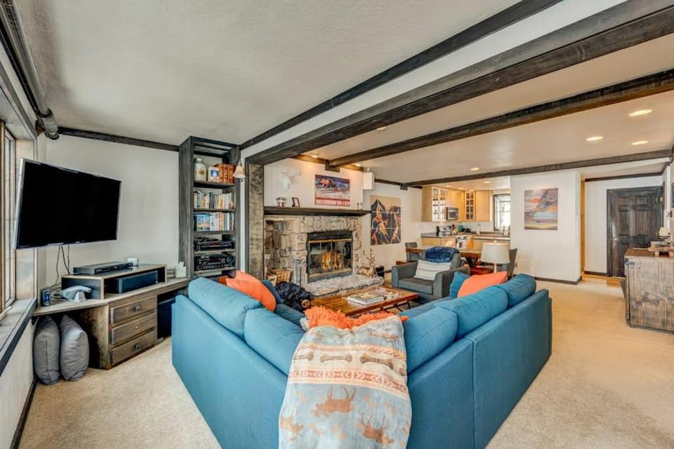 Tavern Inn townhome with on-site pool hot tub & tennis - 2 mi to ski lifts House in Palisades Tahoe (Olympic Valley)