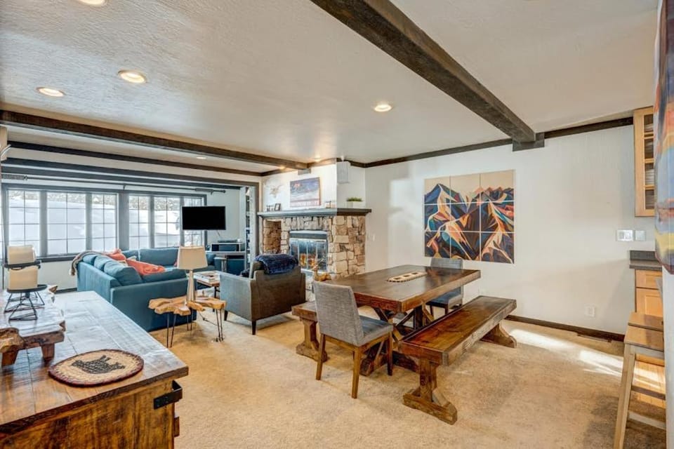 Tavern Inn townhome with on-site pool hot tub & tennis - 2 mi to ski lifts House in Palisades Tahoe (Olympic Valley)