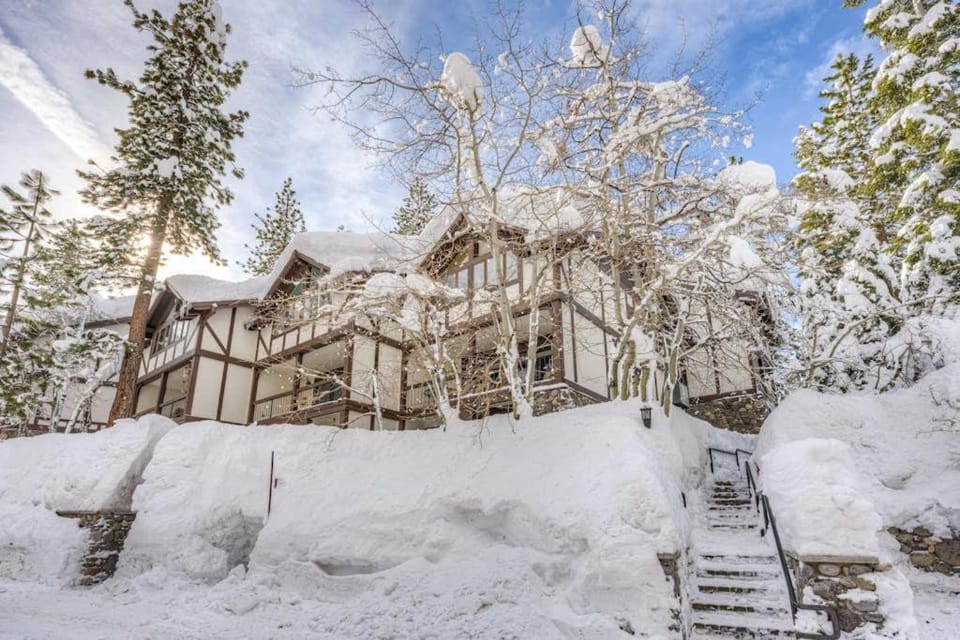Tavern Inn townhome with on-site pool hot tub & tennis - 2 mi to ski lifts House in Palisades Tahoe (Olympic Valley)