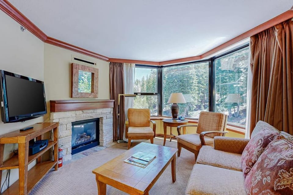 Everline Resort & Spa - two units Ski-in-ski-out pools gym & ice rink House in Palisades Tahoe (Olympic Valley)