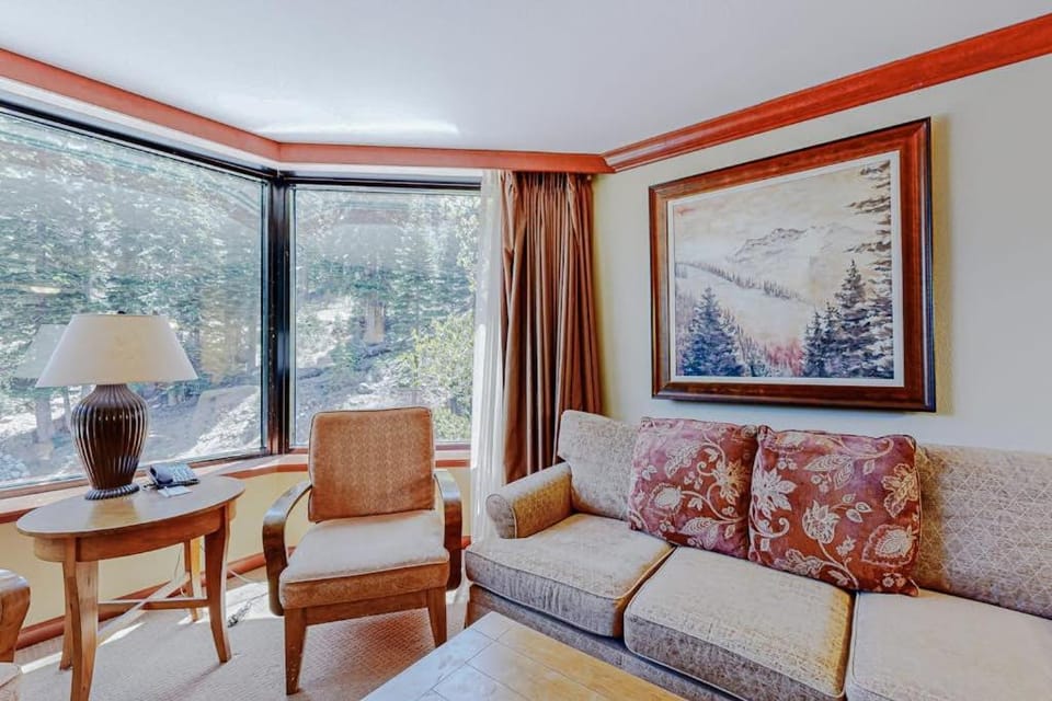Everline Resort & Spa - two units Ski-in-ski-out pools gym & ice rink House in Palisades Tahoe (Olympic Valley)