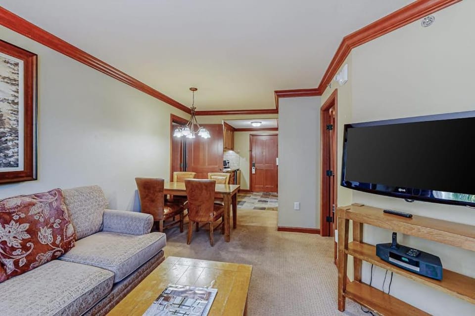 Everline Resort & Spa - two units Ski-in-ski-out pools gym & ice rink House in Palisades Tahoe (Olympic Valley)