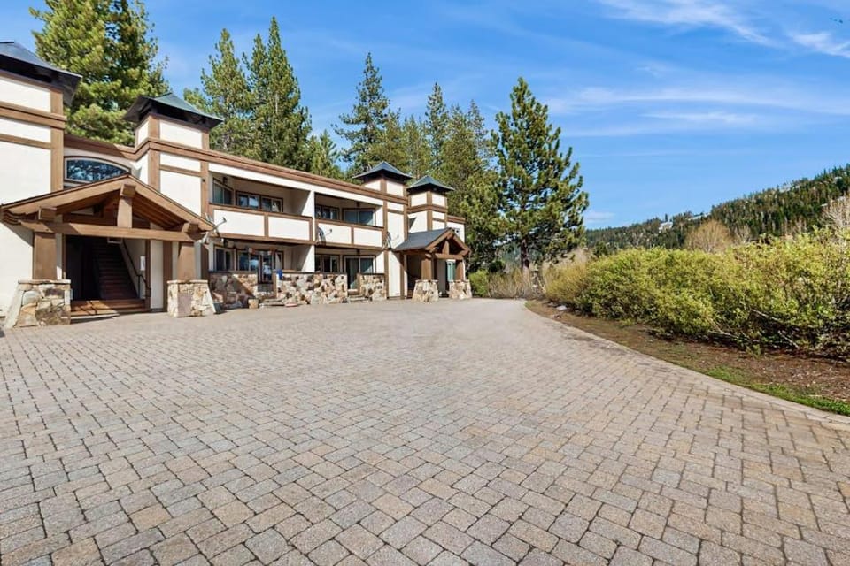 Cozy Condo with Wood Fireplace Mountain Views- Walk to Lifts House in Palisades Tahoe (Olympic Valley)