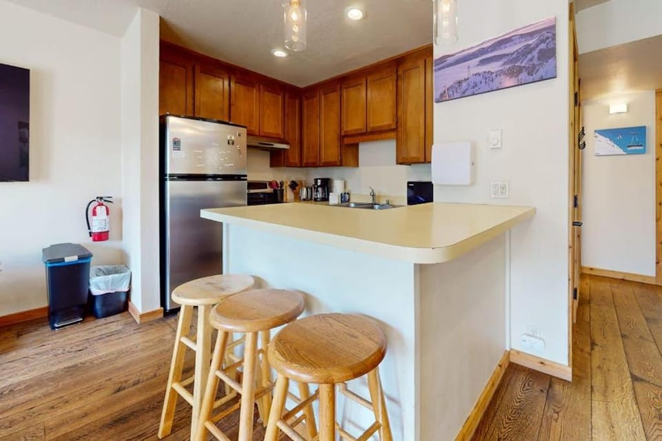 Cozy Condo with Wood Fireplace Mountain Views- Walk to Lifts House in Palisades Tahoe (Olympic Valley)