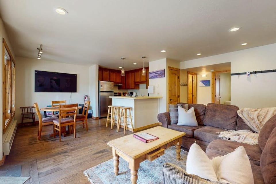 Cozy Condo with Wood Fireplace Mountain Views- Walk to Lifts House in Palisades Tahoe (Olympic Valley)