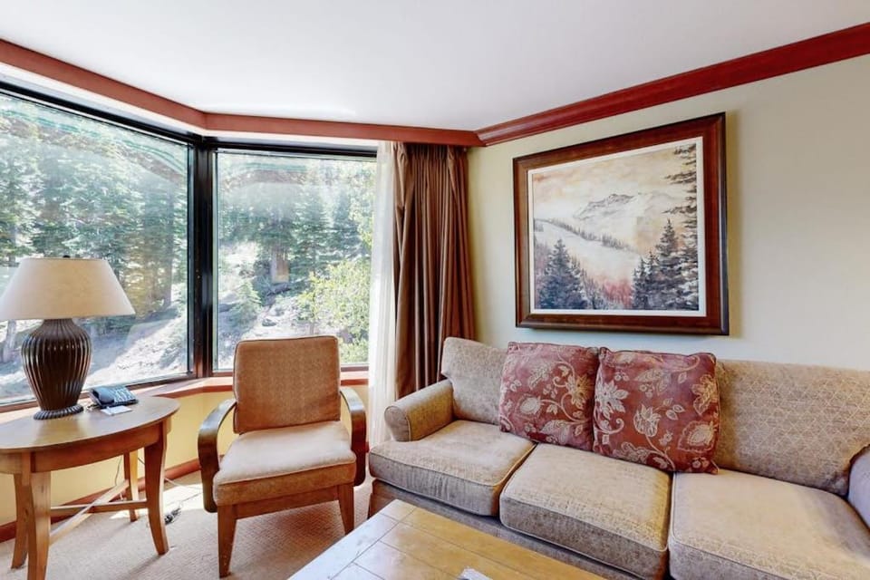 Everline Resort & Spa Ski-in-ski-out condo pools tennis ice rink & gym House in Palisades Tahoe (Olympic Valley)