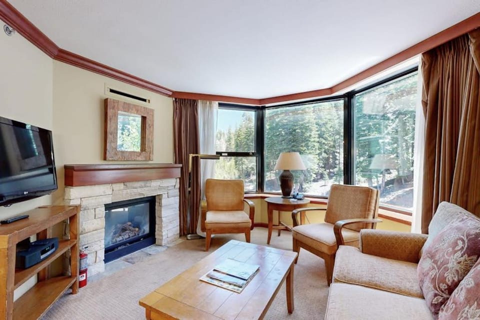 Everline Resort & Spa Ski-in-ski-out condo pools tennis ice rink & gym House in Palisades Tahoe (Olympic Valley)