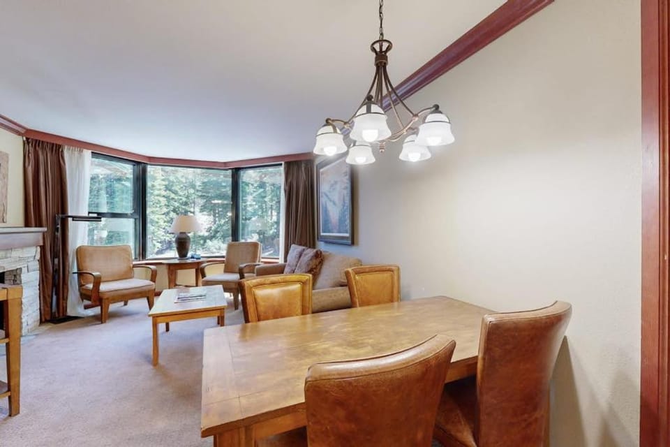Everline Resort & Spa Ski-in-ski-out condo pools tennis ice rink & gym House in Palisades Tahoe (Olympic Valley)