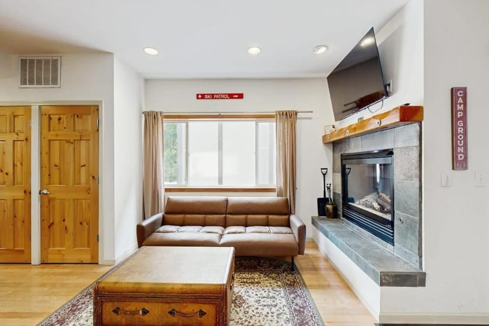 Condo Near Ski Resorts with Fireplace Pool Spa Sauna washer&dryer House in Palisades Tahoe (Olympic Valley)