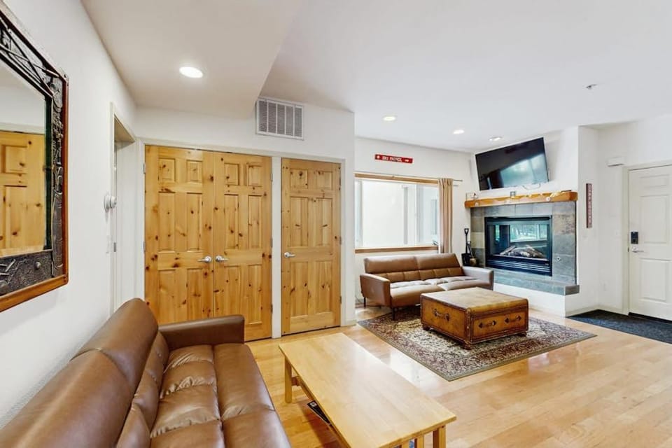 Condo Near Ski Resorts with Fireplace Pool Spa Sauna washer&dryer House in Palisades Tahoe (Olympic Valley)