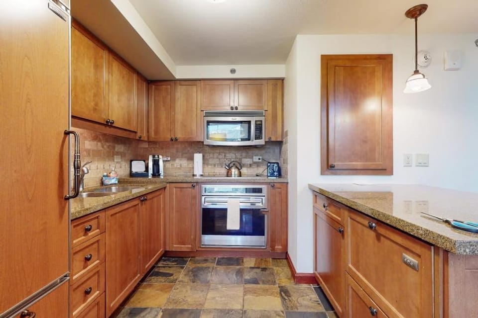 Everline Resort & Spa Ski-in-ski-out condo with elevator pool hot tub & spa House in Palisades Tahoe (Olympic Valley)